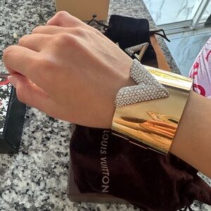 Pre-Loved Louis Vuitton Essential V Gold Bangle